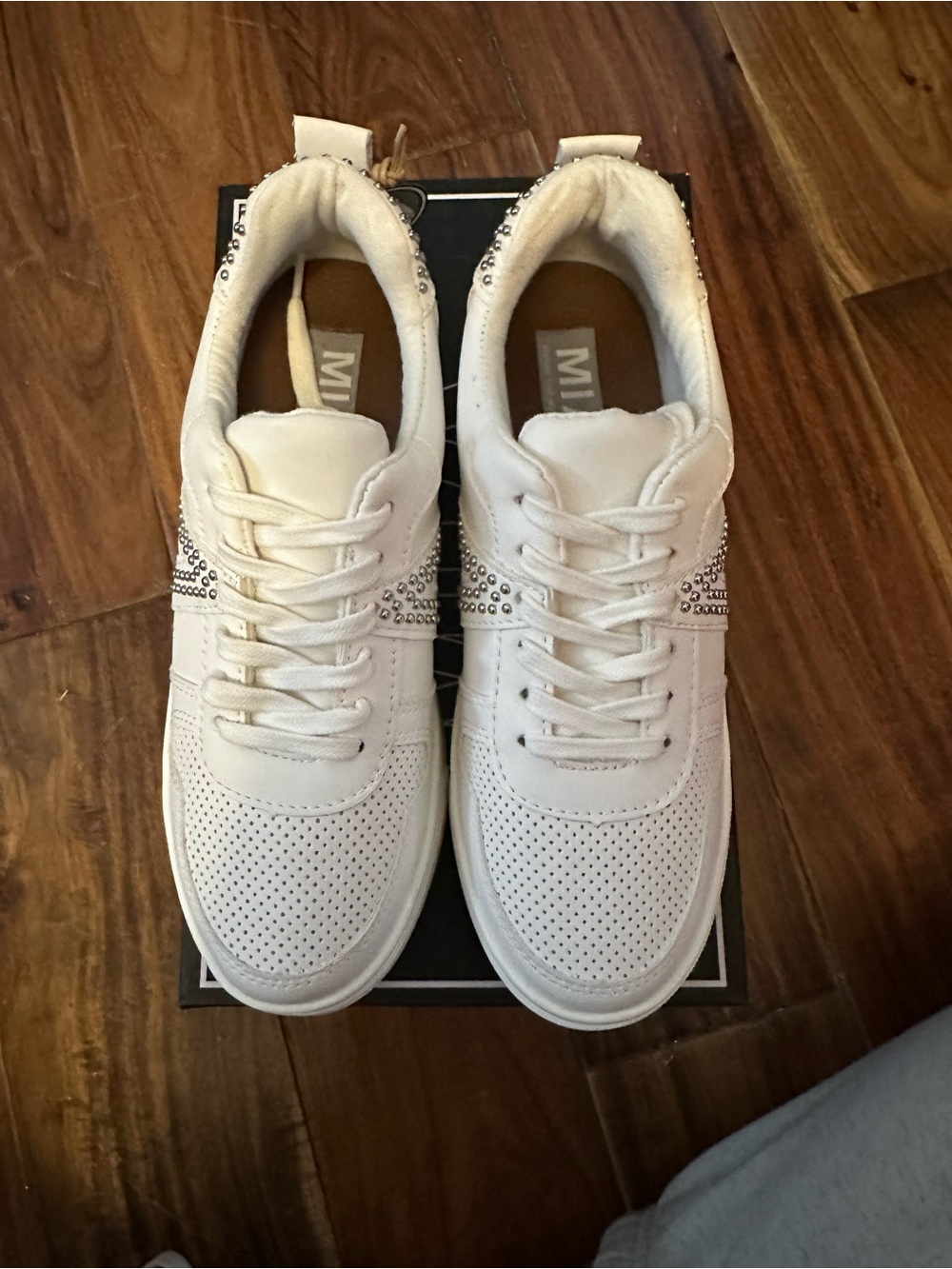 MIA Women’s White Rhinestone Accent Casual Sneakers- New In Box - Picture 2 of 4